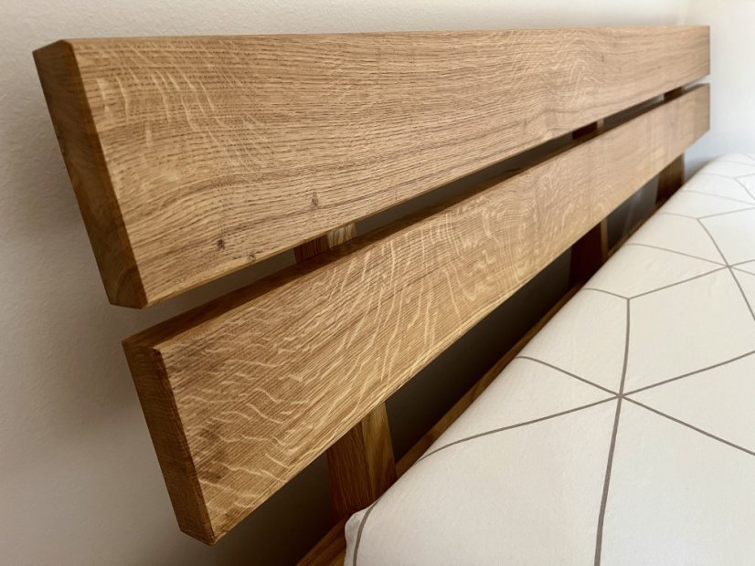 Masivní dubová postel trámové konstrukce - Zásuvka: Se zásuvkou pod konstrukcí postele z obou stran, Rozměry: 200 x 200 cm