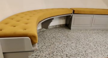 Botníková sestava s lavicí na vyřezávaných konzolových nohách. Povrchová úprava: patinování vrstvením barev s následným ''probrusem'' na podkladovou barvu Bordeux. Díky kombinaci těchto technik zpracování jsme docílili skvělé harmonie nového prvku se zámeckým interiérem. 