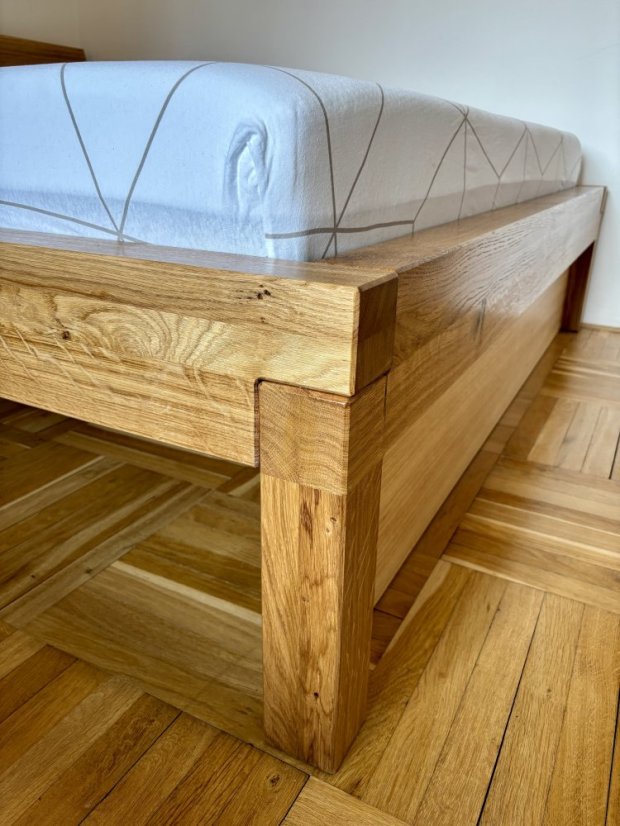 Masivní dubová postel trámové konstrukce - Zásuvka: Se zásuvkou pod konstrukcí postele z obou stran, Rozměry: 200 x 200 cm