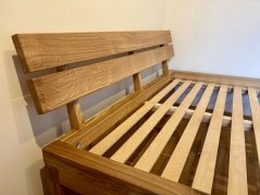 Masivní dubová postel trámové konstrukce