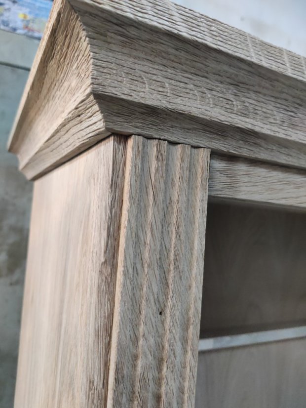 Detail frézované koruny na knihovně spolu se svislou žlábkovanou dekorativní lištou používanou též na našich stolcích a komodách Victorian.
