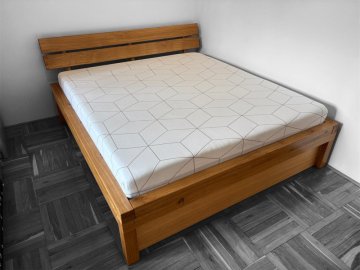 Masivní dubová postel trámové konstrukce