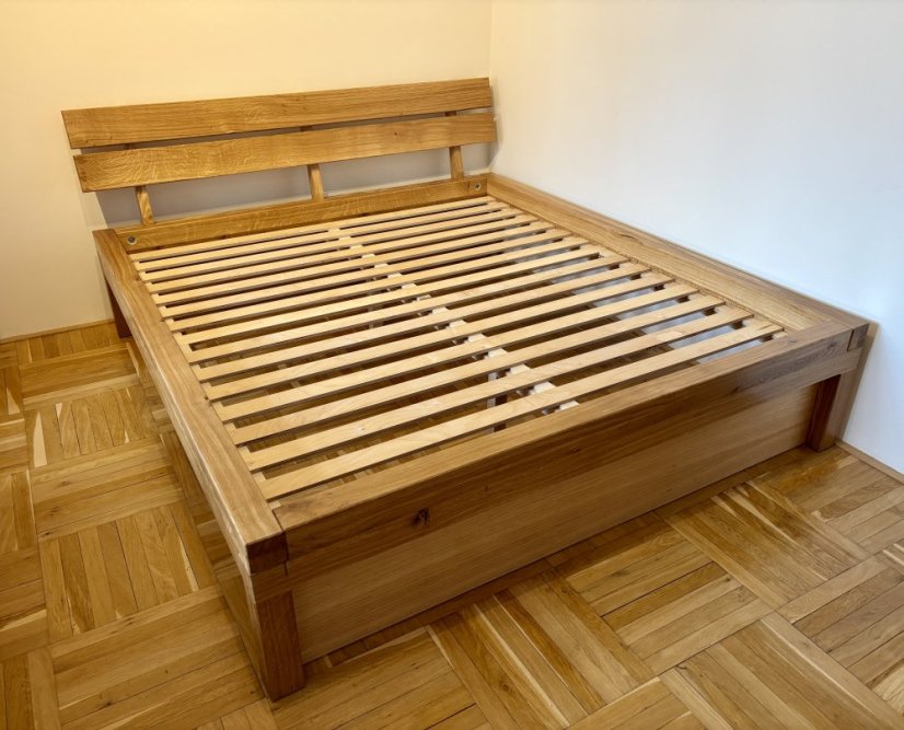 Masivní dubová postel trámové konstrukce - Zásuvka: Se zásuvkou pod konstrukcí postele z obou stran, Rozměry: 200 x 200 cm