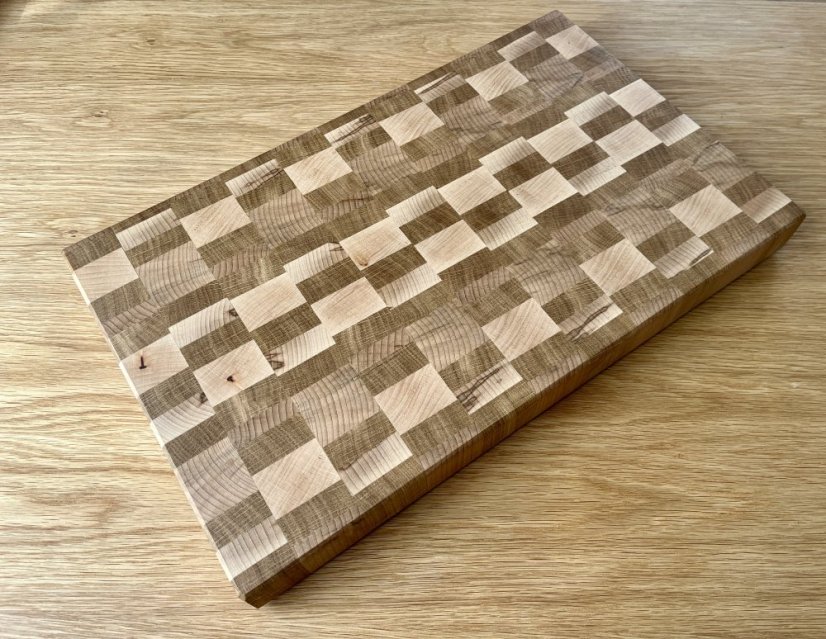 Kuchyňské prkénko z tvrdého masivního dřeva (dub/buk)