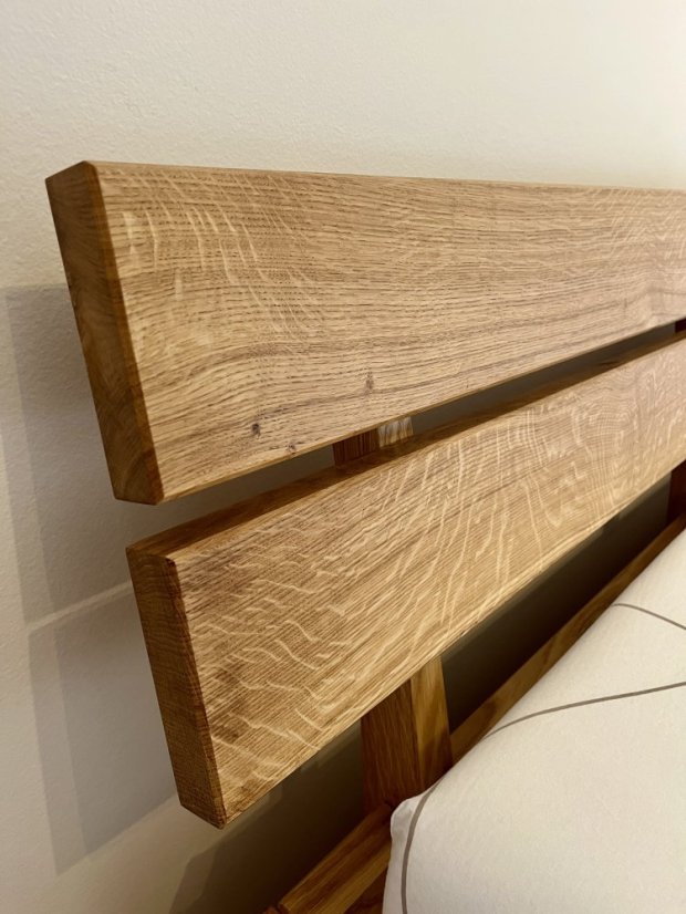 Masivní dubová postel trámové konstrukce - Zásuvka: Se zásuvkou pod konstrukcí postele z obou stran, Rozměry: 200 x 200 cm