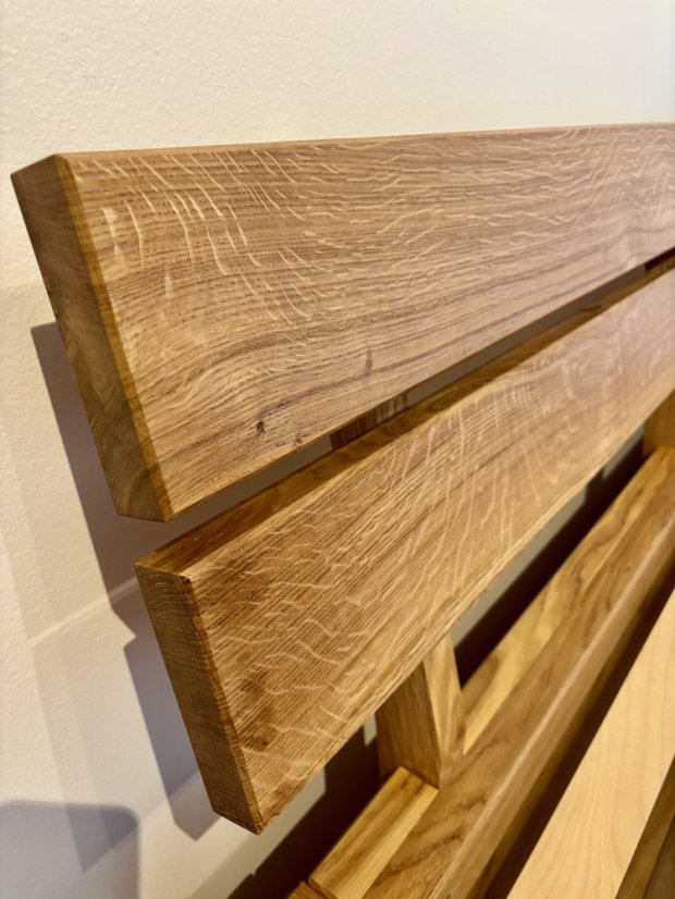 Masivní dubová postel trámové konstrukce - Zásuvka: Se zásuvkou pod konstrukcí postele z obou stran, Rozměry: 200 x 200 cm