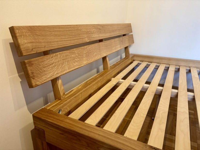 Masivní dubová postel trámové konstrukce - Zásuvka: Se zásuvkou pod konstrukcí postele z obou stran, Rozměry: 200 x 200 cm