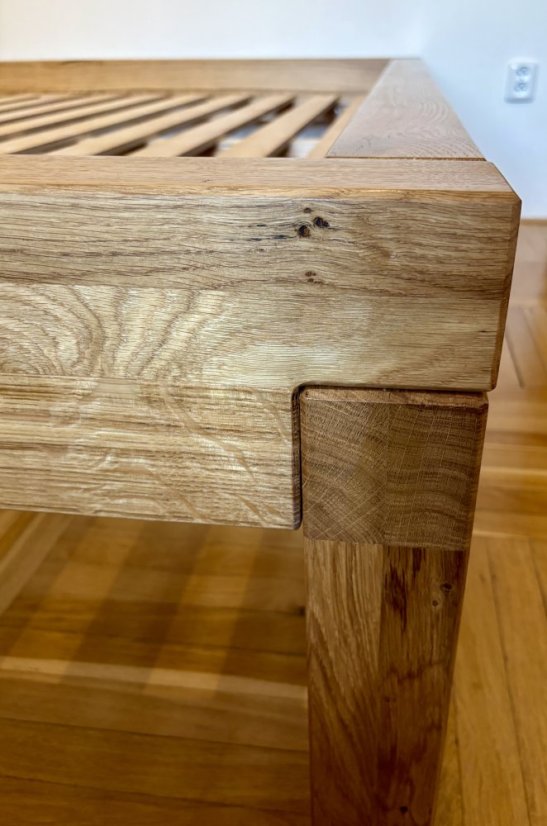 Masivní dubová postel trámové konstrukce - Zásuvka: Se zásuvkou pod konstrukcí postele z obou stran, Rozměry: 200 x 200 cm