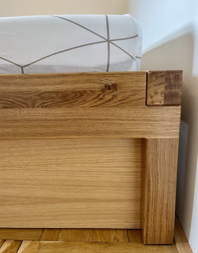 Masivní dubová postel trámové konstrukce - Zásuvka: Se zásuvkou pod konstrukcí postele z obou stran, Rozměry: 200 x 200 cm